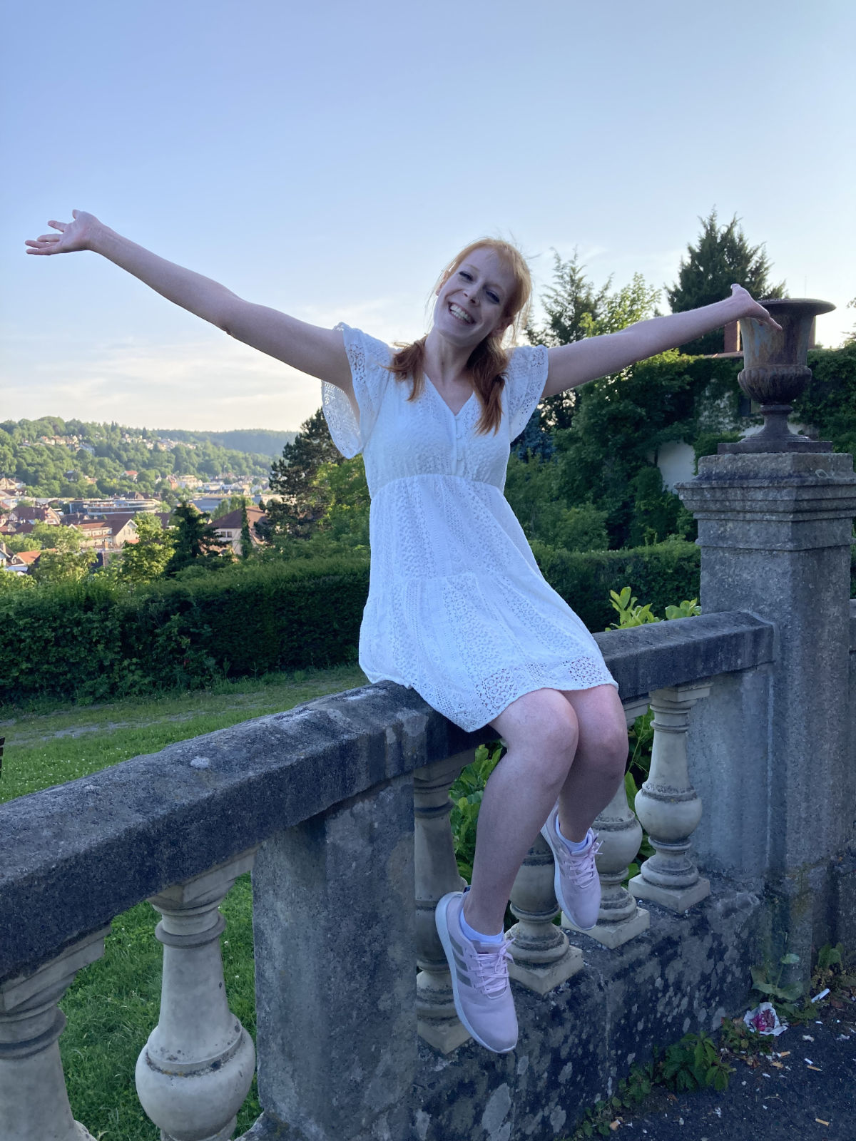 Miri sitzt auf einer Mauer